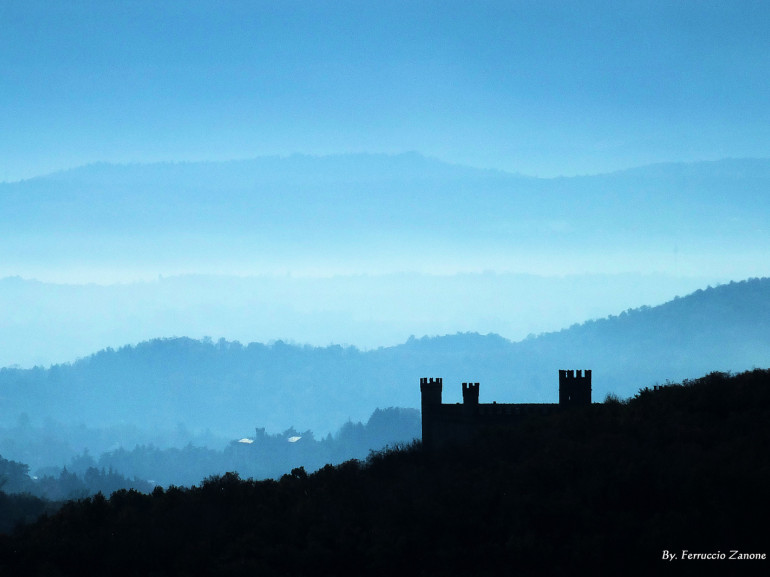 Luce del primo mattino sul Castello di Montalto Dora, un'antica fortezza sul Monte Crovero in posizione dominante sul parco dei cinque laghi di Ivrea.