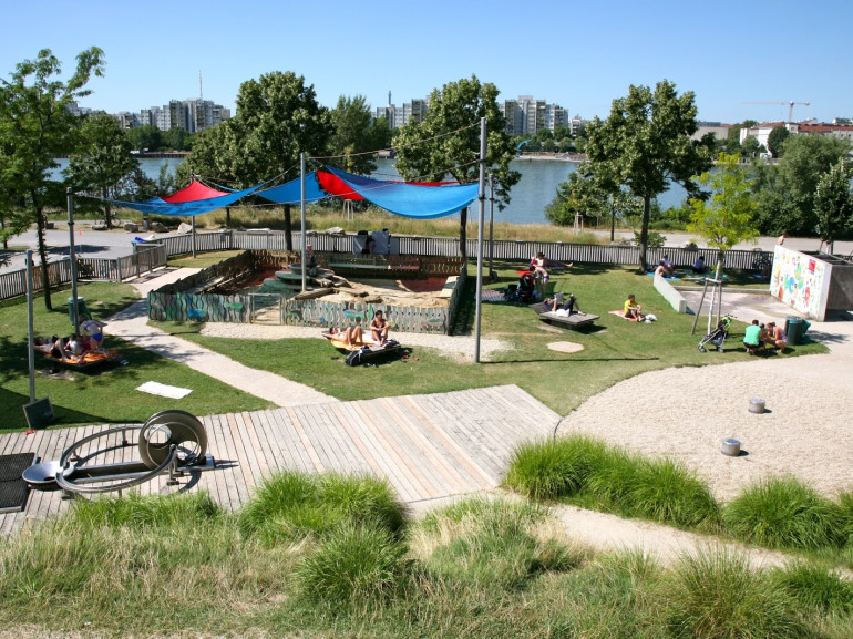 Danube Island, green recreation area of Vienna along the river