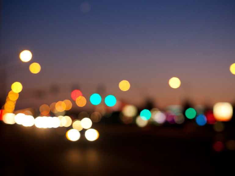 la città vista di notte con migliaia di lucine colorate