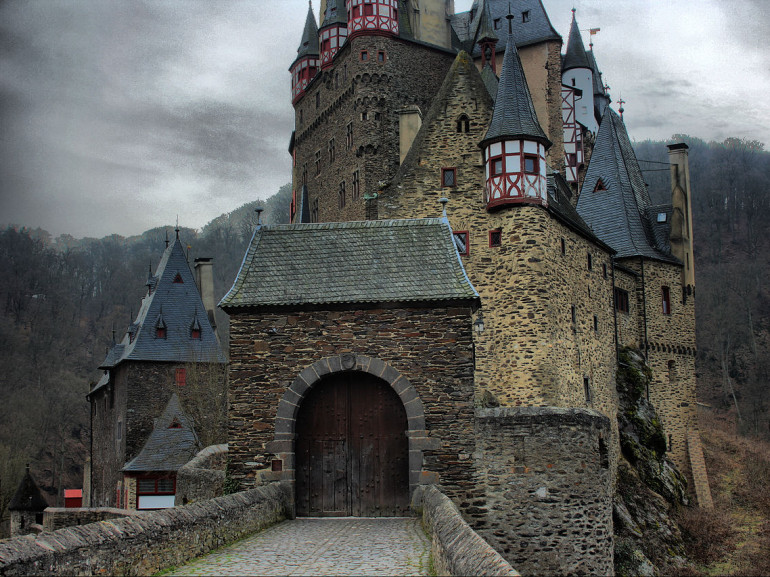 Intorno Al Borgo Di Eltz