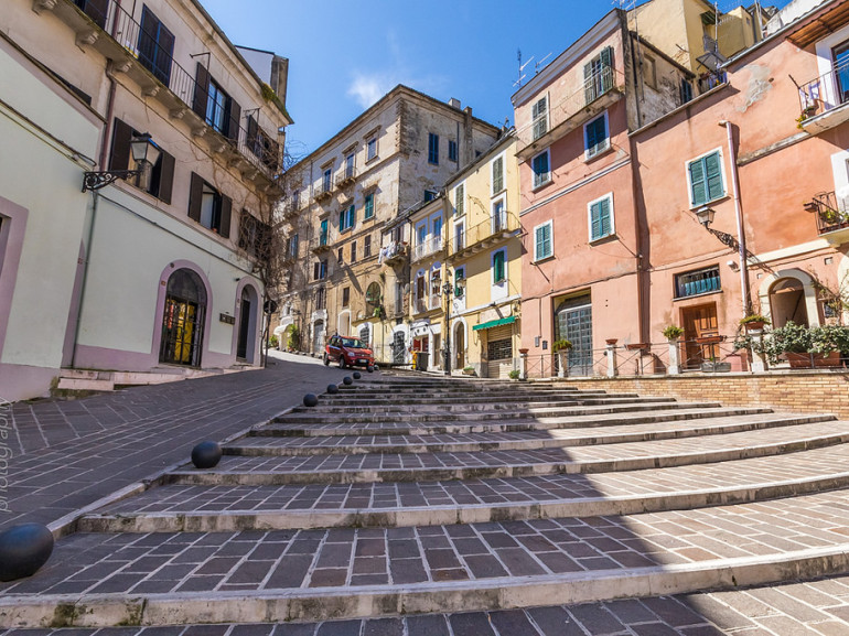 Chieti, Abruzzo, strada in salita tra antiche case colorate