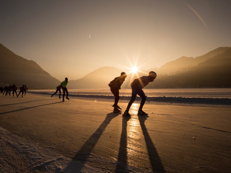 Pattinare sul lago ghiacciato, Weissensee, Austria.