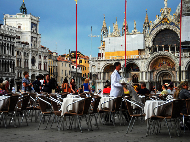Venezia, piazza san Marco, tavolini e aperitivo