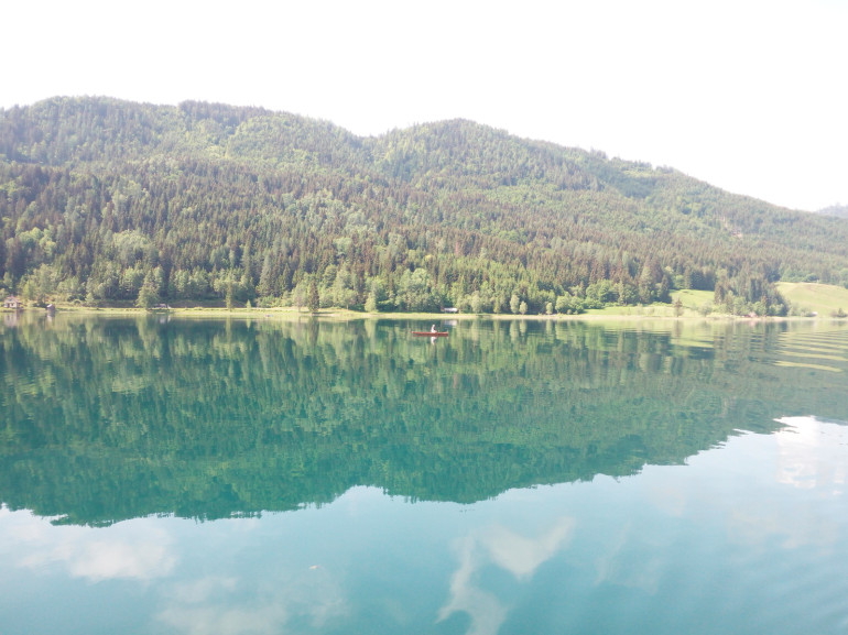 Le acque limpide del lago di Weissensee, Austria