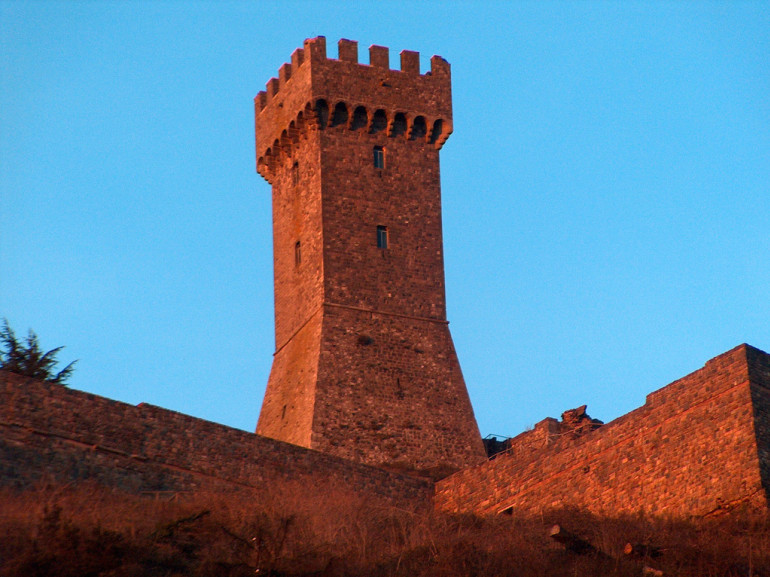 La forteresse de Radicofani au coucher du soleil