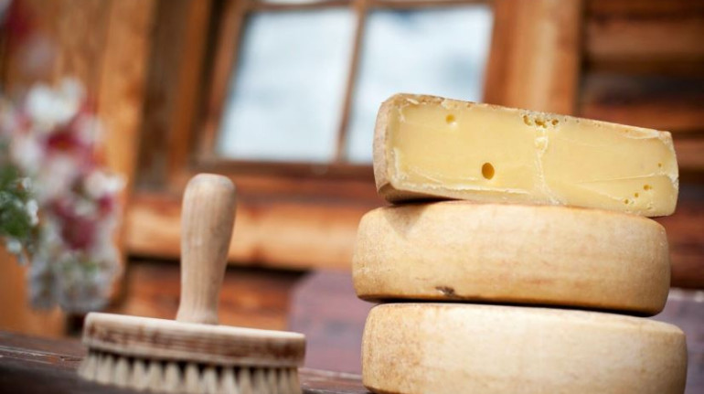 Hut-made cheese, Ratschings, photo by Alpine Pearls