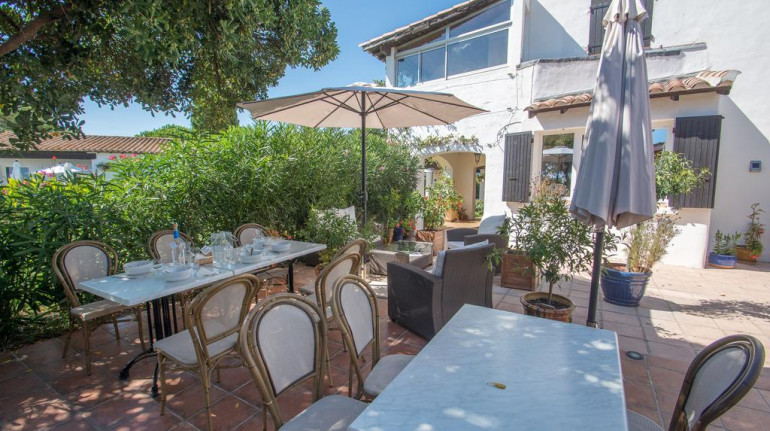 Hôtel Mas de la Grenouillere - Green Hotel in Saintes ...